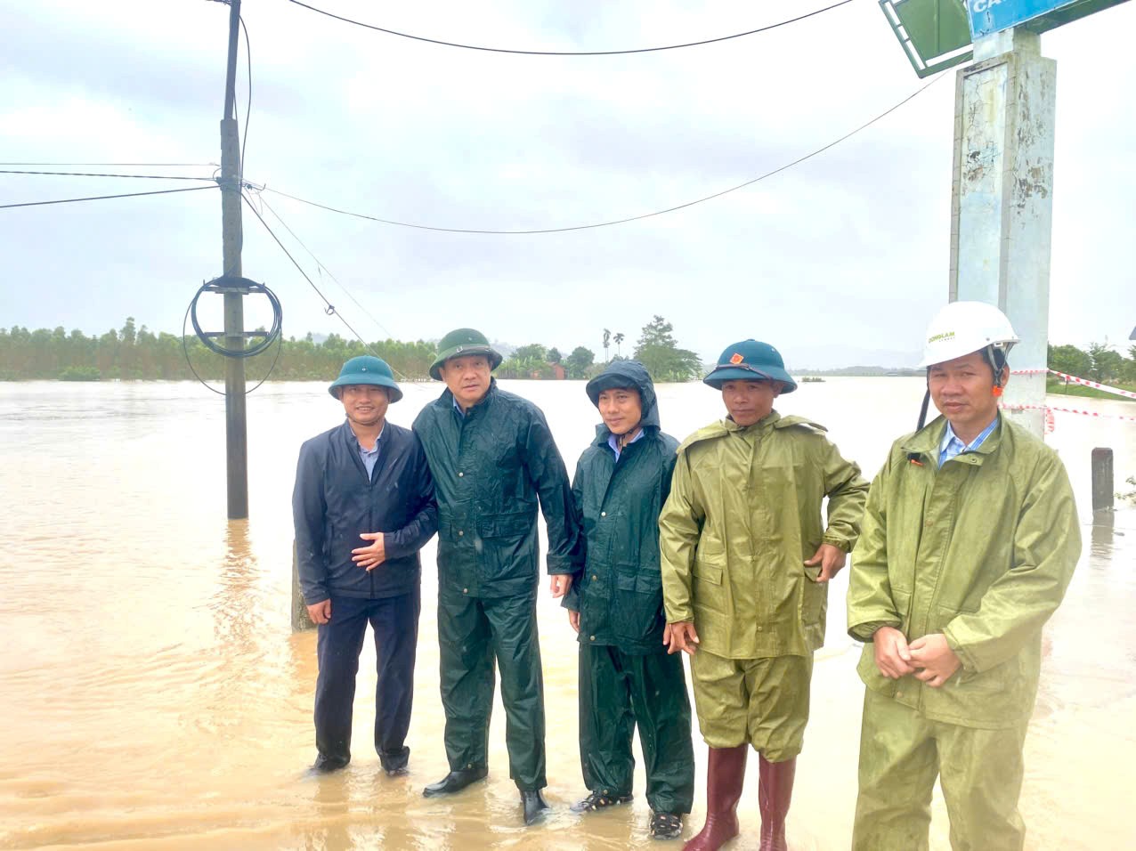 Thường trực HĐND tỉnh thăm hỏi, động viên lực lượng phòng, chống mưa lũ khu vực phía Tây tỉnh Đăk Lắk